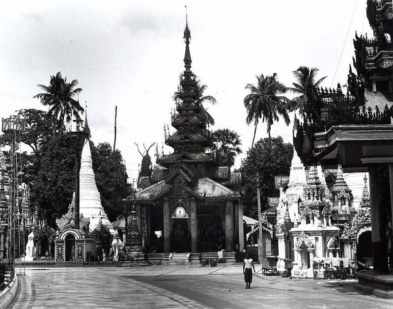 Burma IV-02-Wiki-Commons-1945.jpg - Swe-da-gon Pagoda complex 1945; Wikimedia Commons (Source: http://upload.wikimedia.org/wikipedia/commons/f/f7/Shwedagon_Pagoda_complex.jpg; accessed: 25.3.2014)